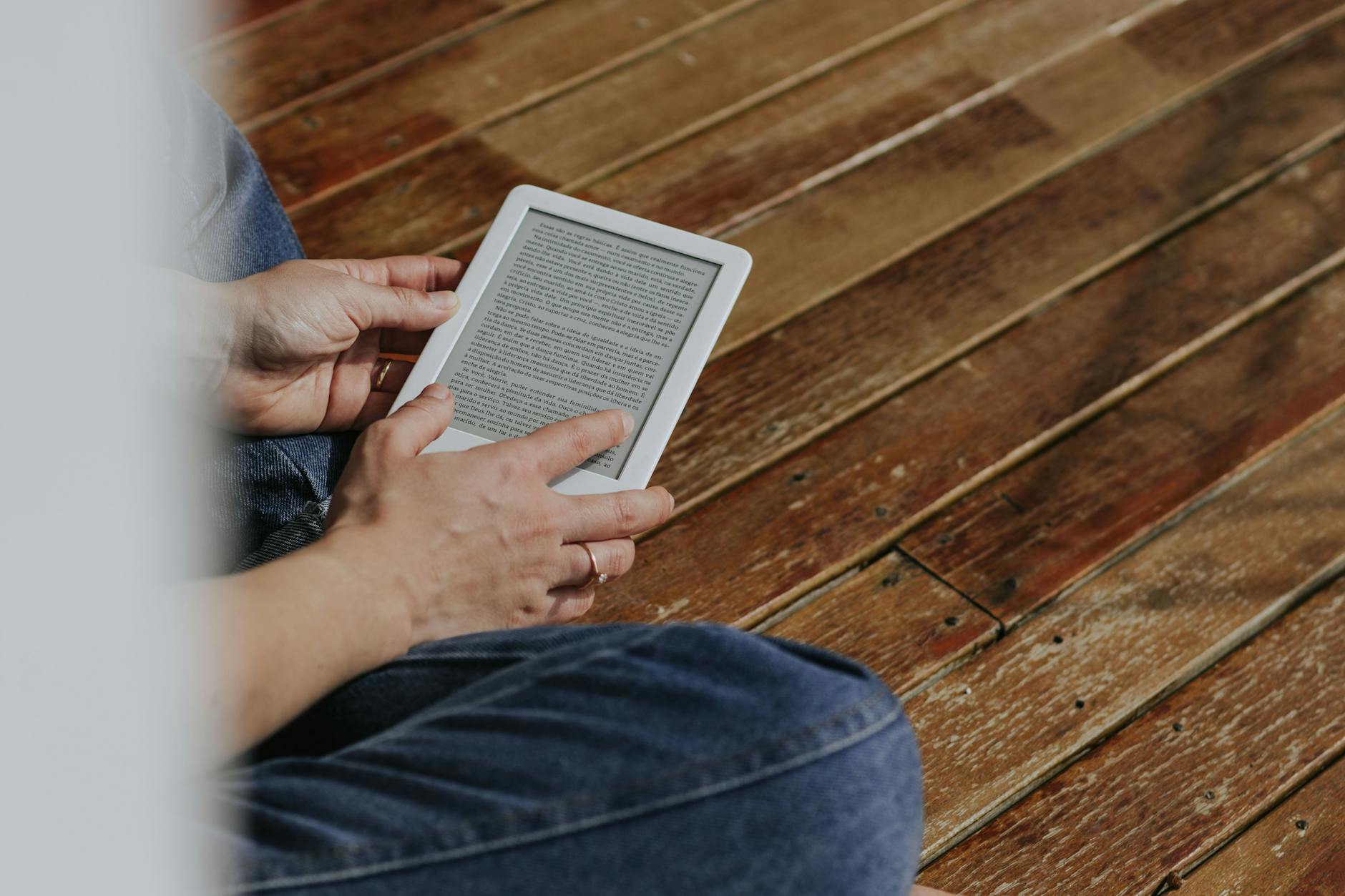 découvrez le kindle color, un appareil exceptionnel qui révolutionne votre expérience de lecture. profitez d'une palette de couleurs vibrantes et d'une interface intuitive pour plonger dans vos livres préférés comme jamais auparavant.