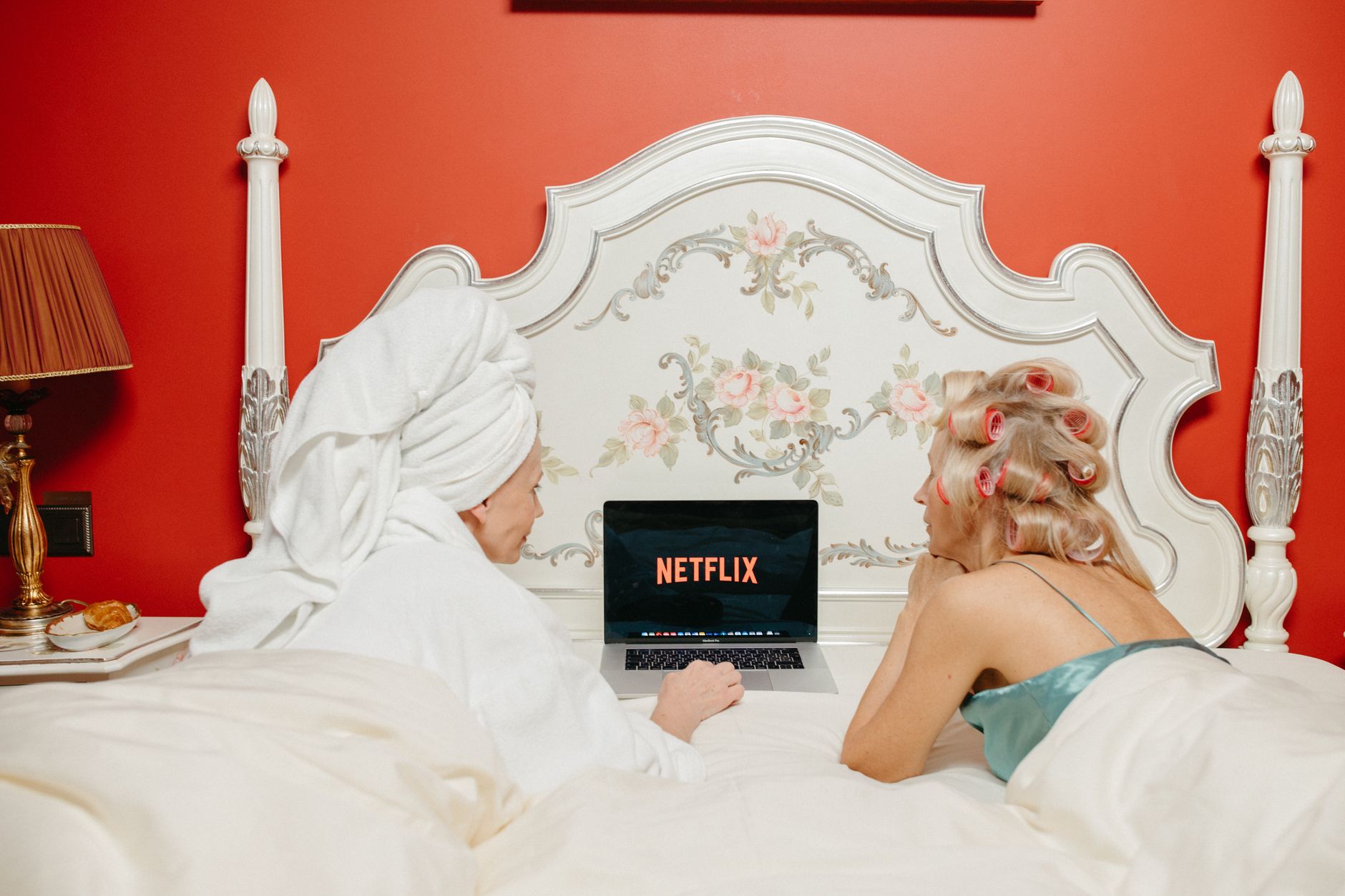 découvrez l'adaptation moderne du classique d'austen, 'orgueil et préjugés', disponible sur netflix. plongez dans un monde où l'amour, les préjugés et les luttes sociales s'entrelacent dans une histoire captivante et romantique.