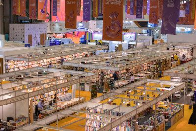 découvrez le salon du livre de sharjah 2024, un événement incontournable qui attire 1,82 million de visiteurs passionnés de littérature. plongez dans un univers riche en culture, rencontres d'auteurs, conférences et ateliers, idéal pour les amoureux des livres et de la lecture.