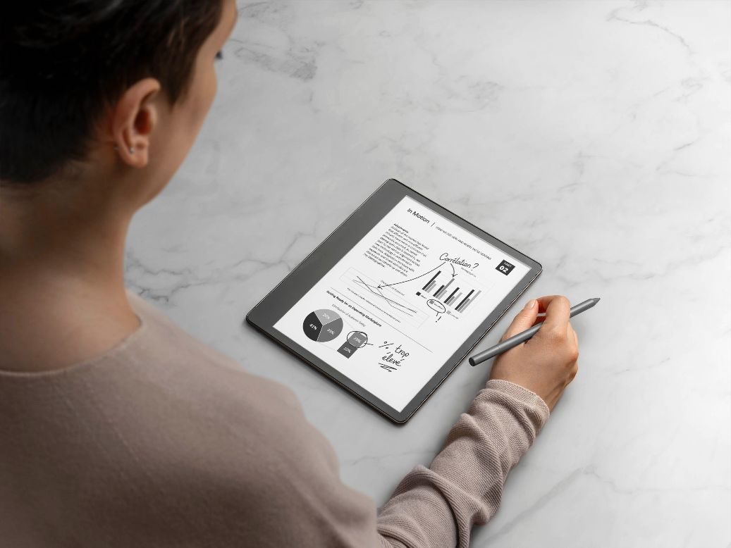 découvrez le kindle scribe 2, la dernière innovation d'amazon pour les lecteurs passionnés. explorez ses fonctionnalités avancées, son design ergonomique et sa capacité à allier lecture et écriture. profitez d'une expérience de lecture immersive et enrichissante grâce à cette tablette qui révolutionne la façon de consigner vos pensées tout en lisant vos livres préférés.