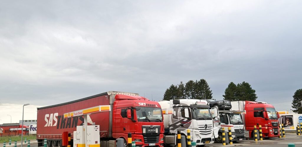découvrez les tendances et innovations du transport routier en 2025. cette analyse explore les technologies émergentes, l'impact des réglementations écologiques et les solutions logistiques pour un transport plus durable et efficace. restez à la pointe du secteur avec notre vision du transport routier de demain.