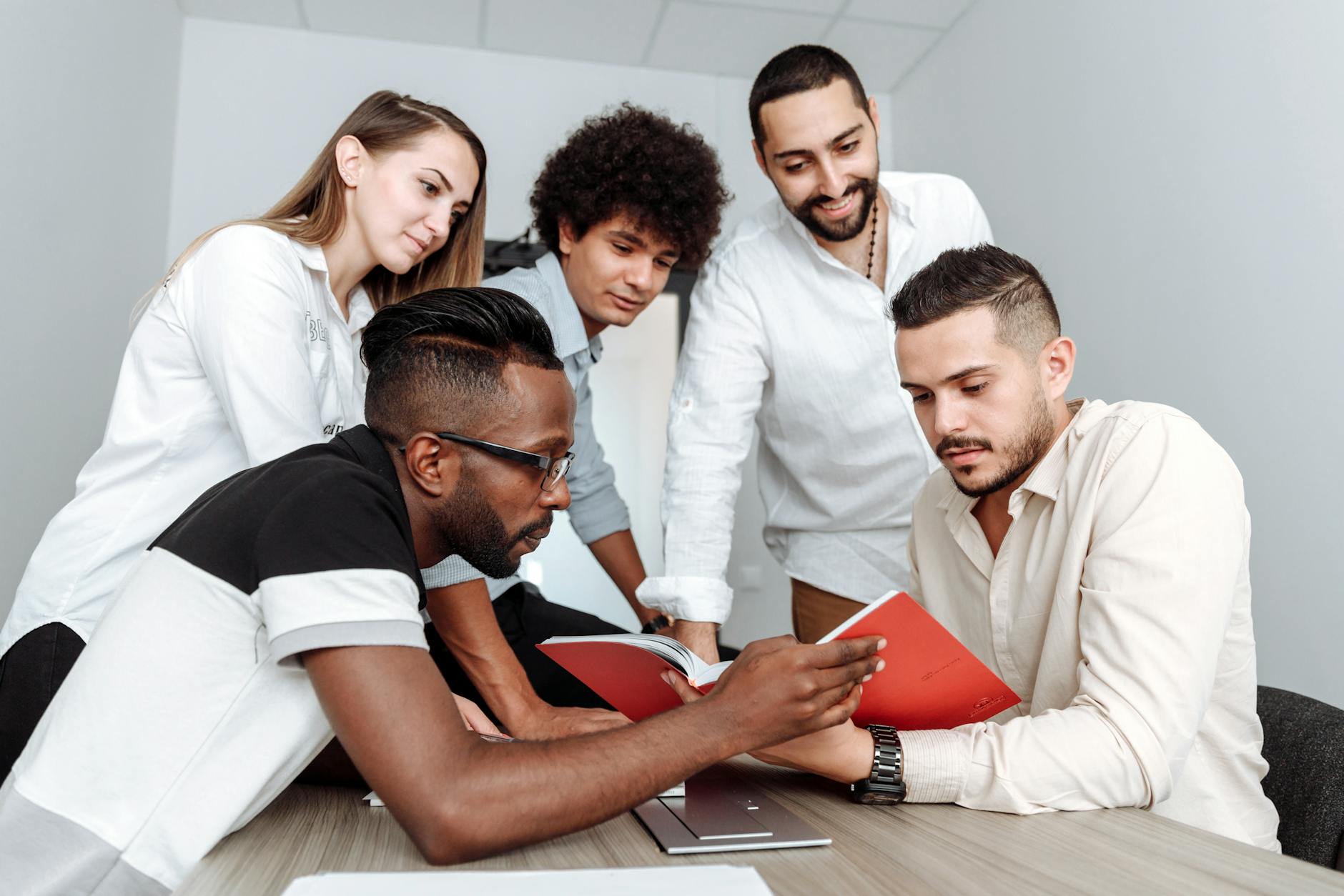 découvrez le livre blanc scue 2025, une analyse approfondie des enjeux et des tendances à venir dans le domaine des systèmes de communication unifiée et de l'éducation. ce document essentiel offre des perspectives stratégiques pour les décideurs et les professionnels, tout en fournissant des recommandations clés pour l'avenir.