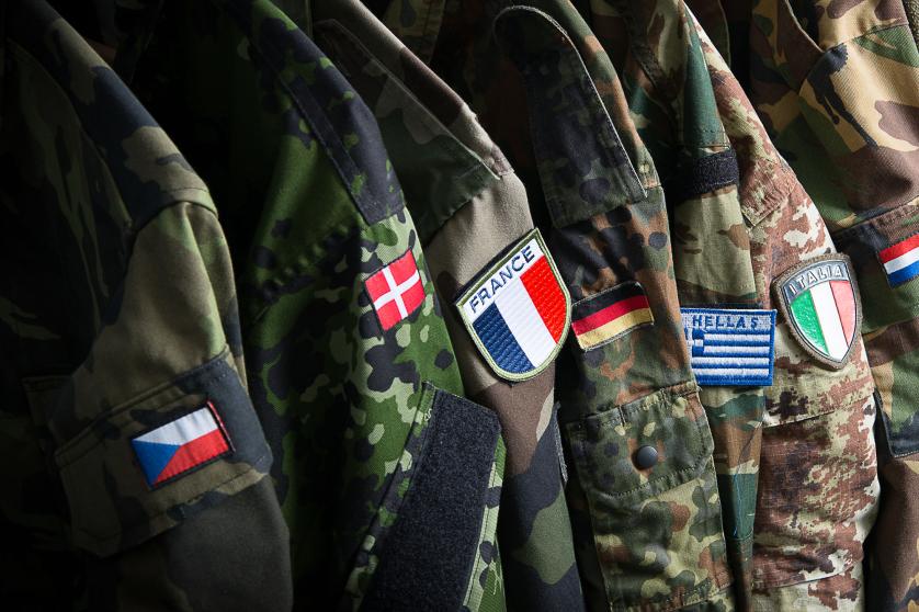 découvrez les enjeux et les stratégies de la défense au sein de l'union européenne. analyse des politiques de sécurité, des opérations militaires et de la coopération entre les états membres pour une défense européenne renforcée.