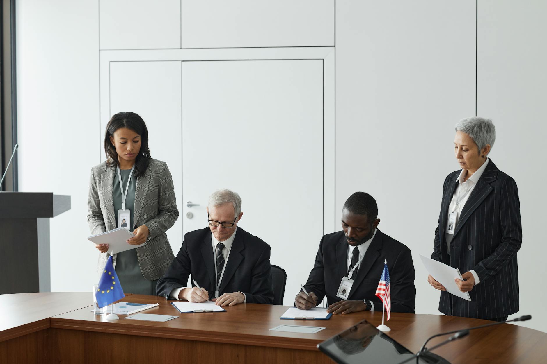 découvrez notre livre blanc sur la défense européenne 2030, une analyse approfondie des enjeux stratégiques, des défis de sécurité et des perspectives de coopération au sein de l'ue. plongez dans les recommandations pour renforcer la défense collective et assurer une europe plus résiliente face aux menaces globales.