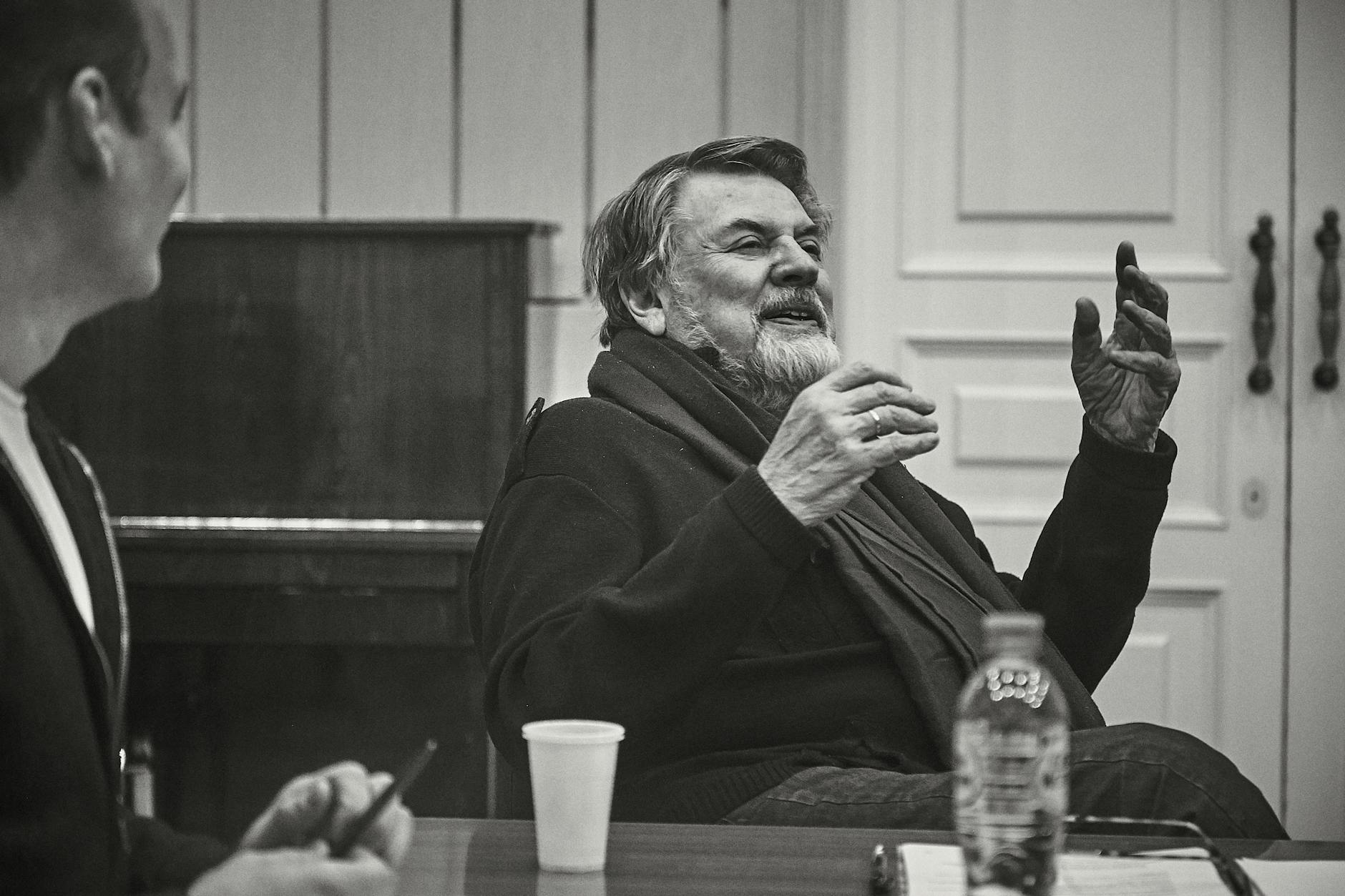 rendez hommage à tim mohr, un traducteur et auteur remarquable, dont les œuvres ont transcendé les frontières linguistiques. découvrez son parcours inspirant et son impact sur la littérature contemporaine.