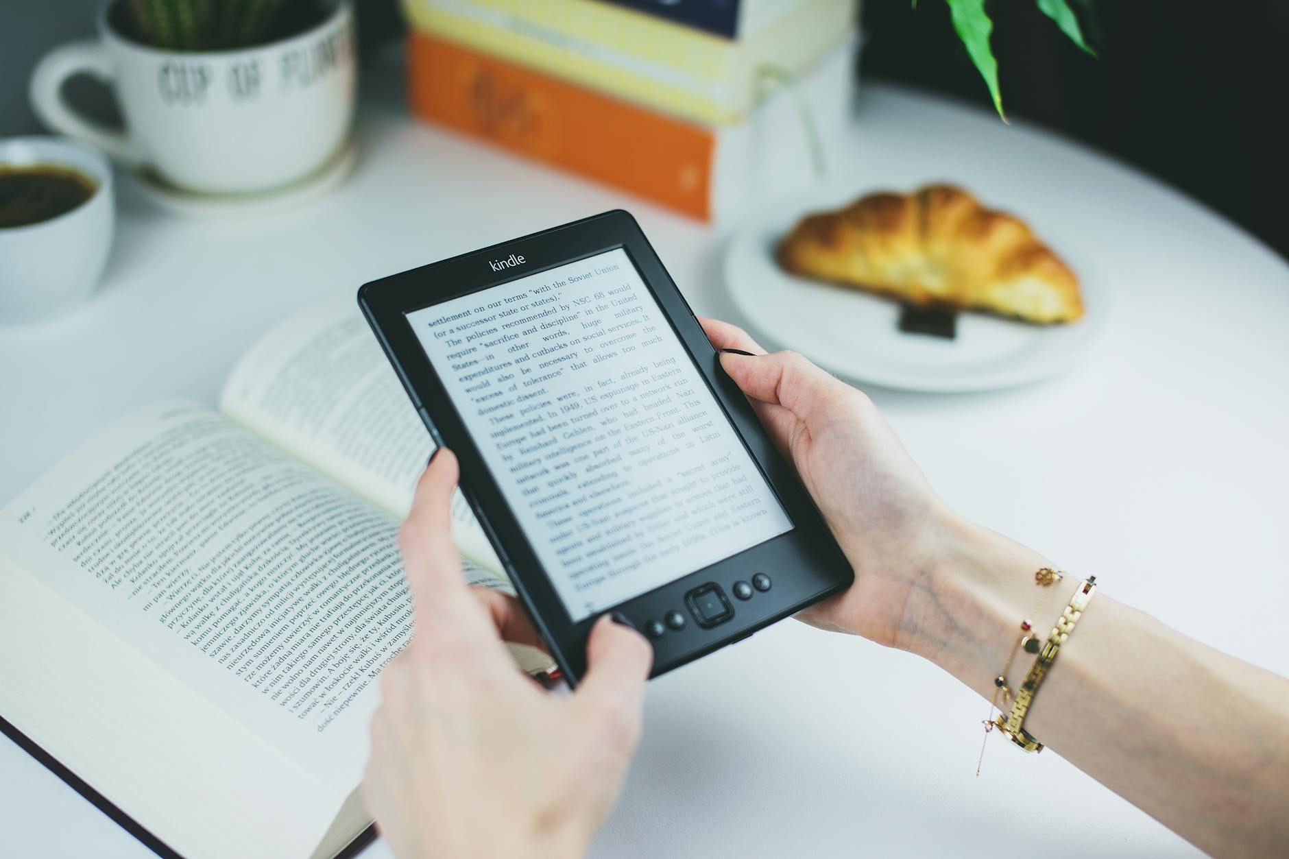découvrez notre sélection des livres kindle incontournables du mois d'avril 2025. explorez les nouveautés littéraires à ne pas manquer, des romances captivantes aux thrillers palpitants, et enrichissez votre bibliothèque numérique avec des histoires qui vous transporteront.