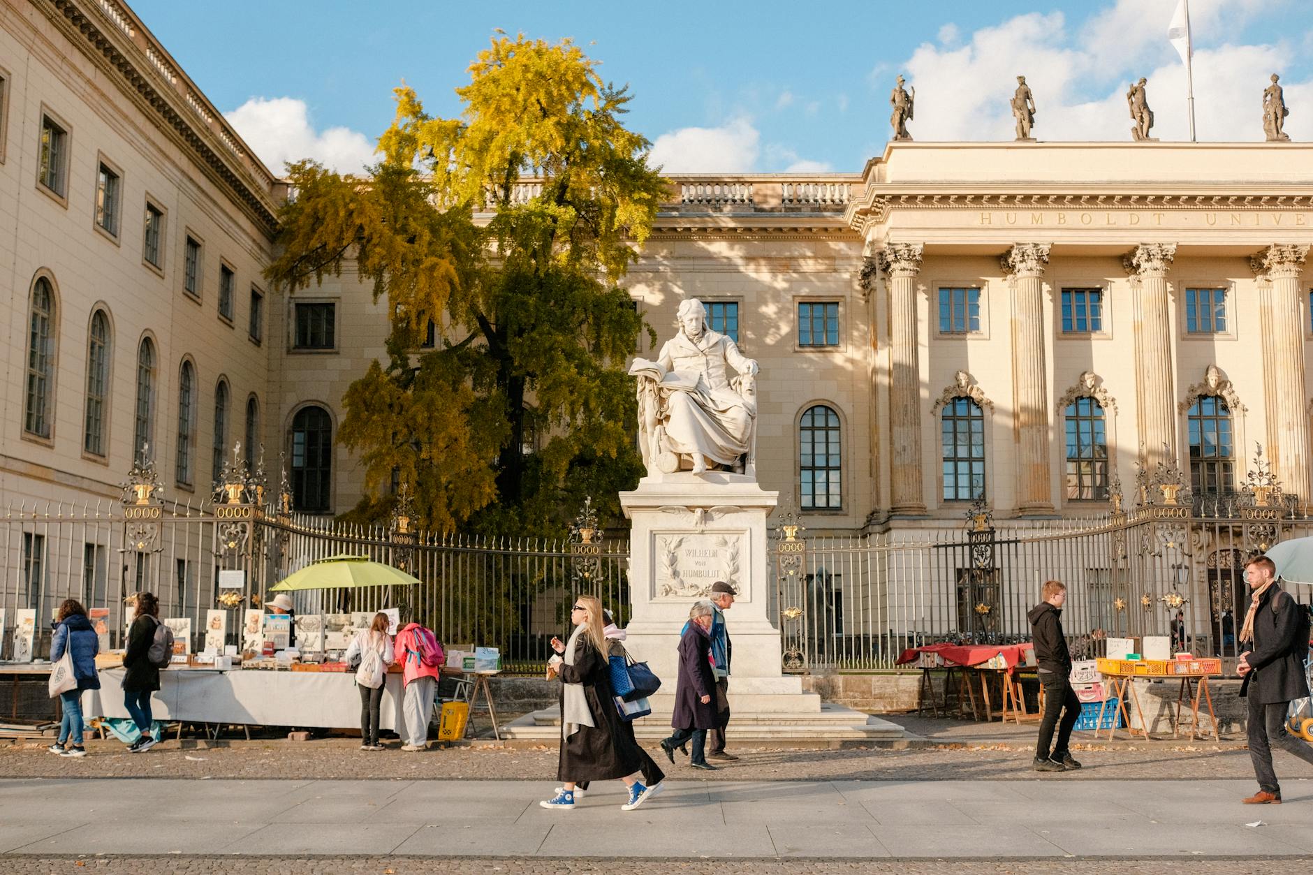 découvrez la foire du livre de francfort, un événement incontournable pour les passionnés de littérature ! les billets pour l'édition d'octobre sont désormais en vente. ne manquez pas l'opportunité de rencontrer des auteurs, des éditeurs et de plonger dans le monde fascinant des livres.