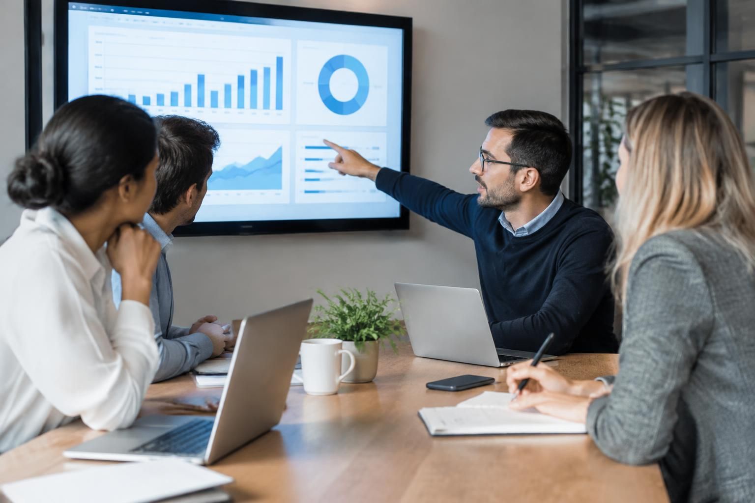 découvrez les bonnes pratiques pour réussir votre projet crm : définissez vos objectifs, mobilisez vos équipes et choisissez une solution adaptée.